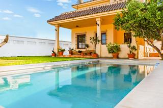 Chalet à Núcleo urbano. Chalet con piscina en el campito