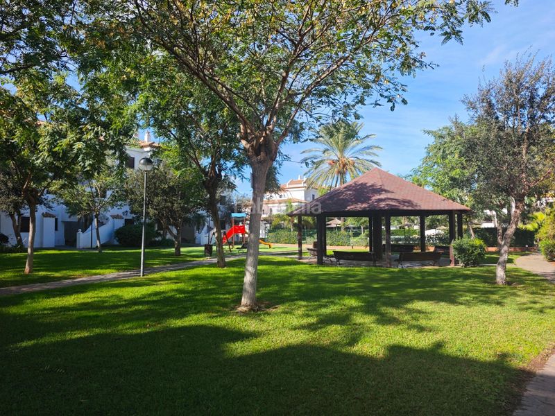 Foto 68a3e447-8edc-4b7b-a5a9-13c259c29f4c. Apartament amb aparcament piscina a La Barrosa Chiclana de la Frontera
