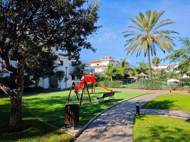 Foto b6d03377-0bee-4cc4-93dc-ae0d24b79c69. Apartament amb aparcament piscina a La Barrosa Chiclana de la Frontera