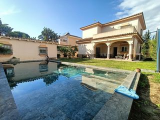 Xalet a Los Gallos. Chalet urbano en mogarizas con piscina y garaje cerrado