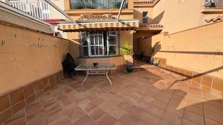 Casa adossada a Núcleo urbano. Unifamiliar de 4 dormitorios en el campito