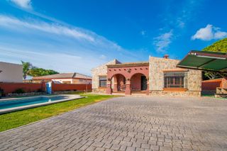 Chalet in Las Lagunas - Campano. Chalet de 5 dormitorios y piscina en la rana verde