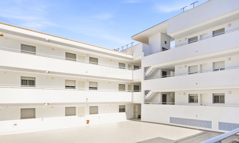 Foto bb7669cf-6a4f-420b-abf9-ecdeb62ef22e. Pis amb aparcament piscina a La Banda - Campo de Fútbol Chiclana de la Frontera