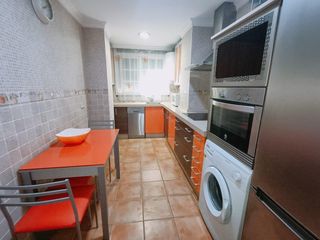 Pis a Núcleo urbano. Amplio piso de 3 dormitorios en la zona de fuente amarga