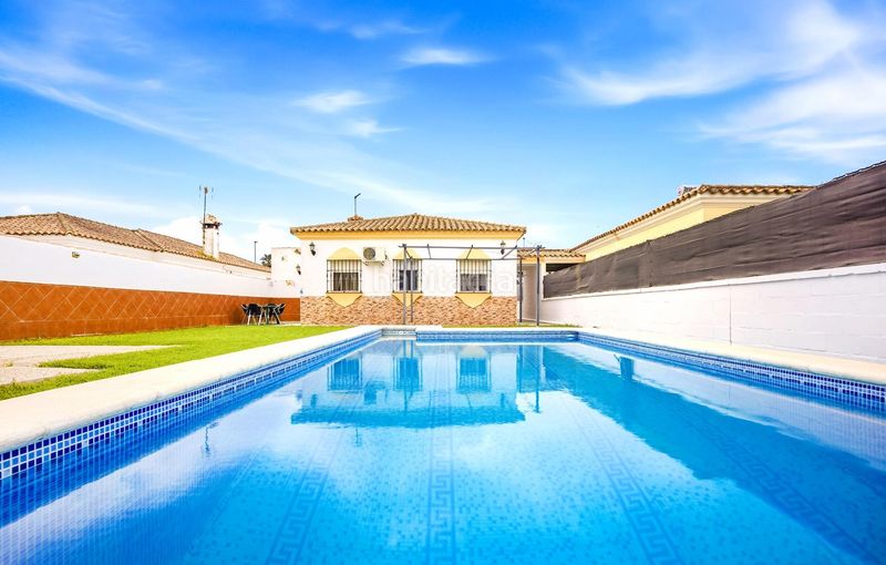 Foto 75f9f908-bde8-4507-b7d6-42431bc575dc. Xalet amb aparcament piscina a Los Gallos Chiclana de la Frontera