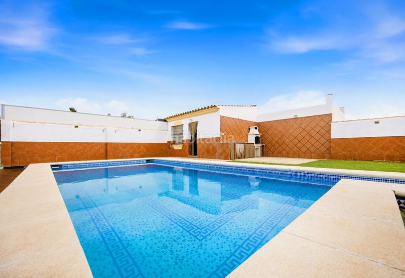 Foto a0c600c5-e64b-424e-8d29-52be3dd5b982. Xalet amb aparcament piscina a Los Gallos Chiclana de la Frontera