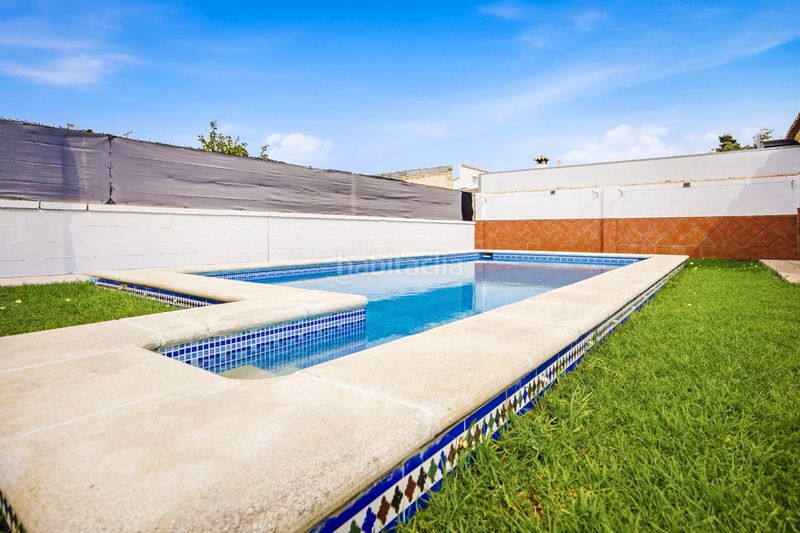 Foto a792cfe0-f618-4976-b459-f050043c4ba9. Xalet amb aparcament piscina a Los Gallos Chiclana de la Frontera
