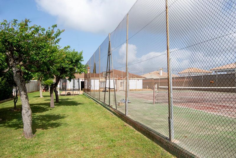 Foto 2696012f-67ab-4be2-8514-b3c638e1a4bb. Xalet amb aparcament piscina a Las Lagunas - Campano Chiclana de la Frontera