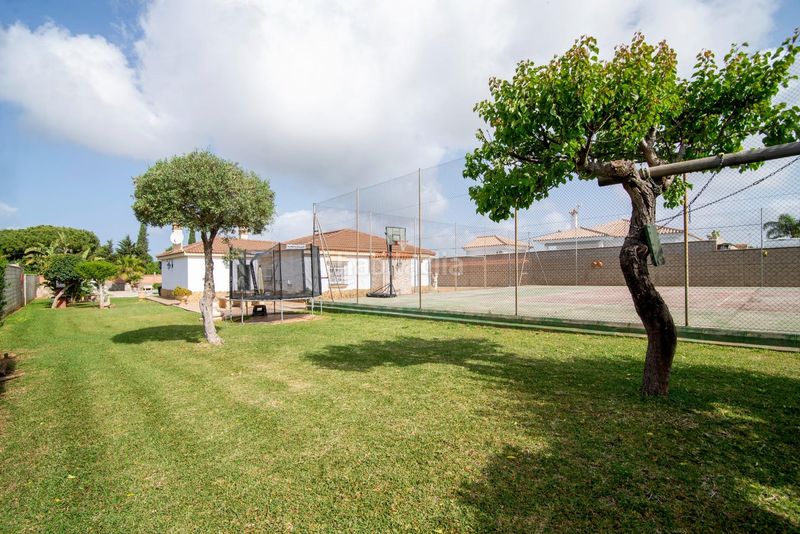 Foto 4cd28f49-3e46-45a0-bf71-8bbe9baea1b9. Xalet amb aparcament piscina a Las Lagunas - Campano Chiclana de la Frontera