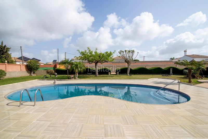 Foto 5ec290f9-8f15-4b99-ad8a-18d6efb54e01. Xalet amb aparcament piscina a Las Lagunas - Campano Chiclana de la Frontera