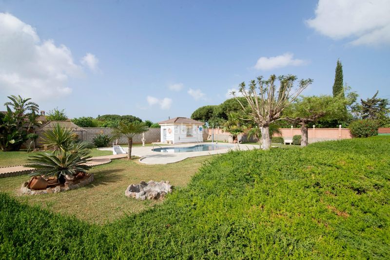 Foto a415fbd8-1fd8-4166-b355-498894b9abb0. Xalet amb aparcament piscina a Las Lagunas - Campano Chiclana de la Frontera