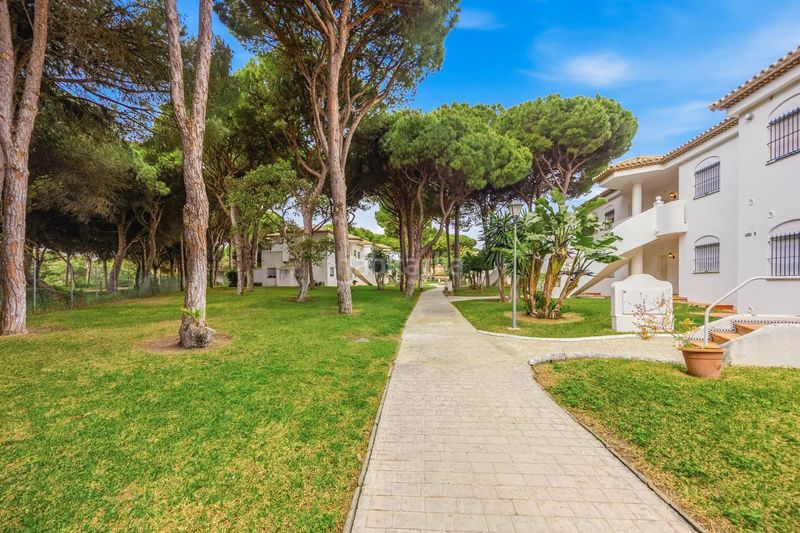 Foto f63284ef-2e3b-4470-a52d-93fdd225f684. Apartament amb aparcament a La Barrosa Chiclana de la Frontera