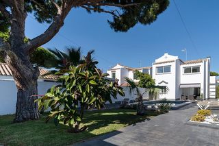 Chalet en La Barrosa. Chalet independiente con piscina completamente renovado
