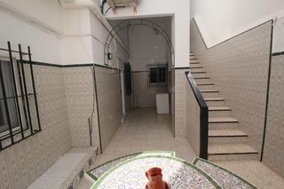 Casa adossada a Núcleo urbano. Casa unifamiliar dividida en 2 con garaje y azotea en el mayoraz