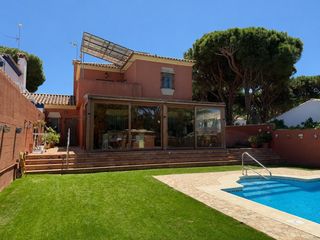 Xalet a La Barrosa. Chalet de 5 dormitorios y piscina a 500 metros de la playa la ba