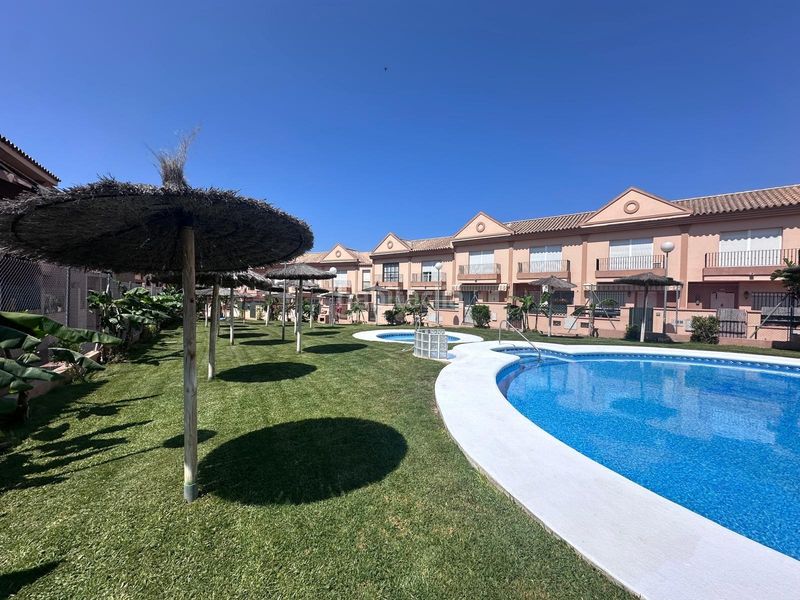 Foto 8a02333a-8396-450a-b6f0-0a1502244f97. Apartament amb piscina a Los Gallos Chiclana de la Frontera