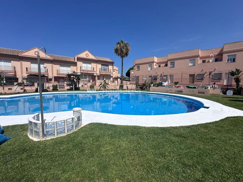 Foto b09bb9ce-eb7e-44ad-a381-7251bd57b99e. Apartament amb piscina a Los Gallos Chiclana de la Frontera