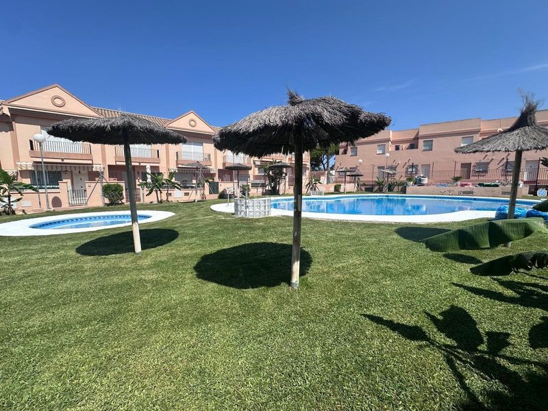 Foto b839840b-6edc-4892-8d96-5a052c0576dc. Apartament amb piscina a Los Gallos Chiclana de la Frontera