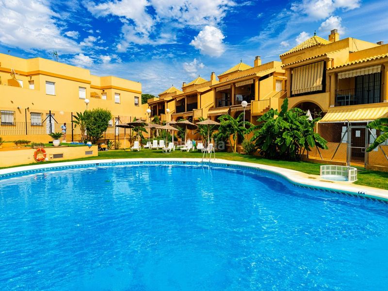 Foto 2583d7c2-b4f5-46c9-931a-6c9b0caa68b5. Apartament amb aparcament piscina a La Barrosa Chiclana de la Frontera