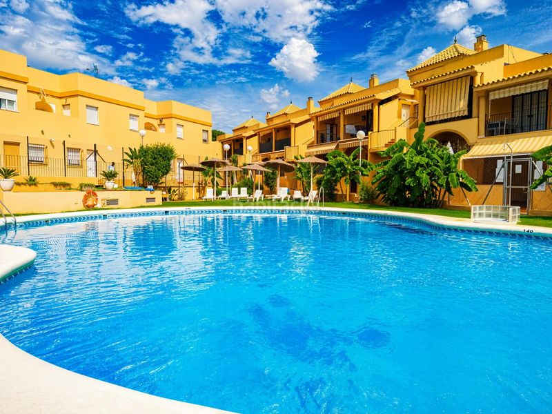 Foto 476bf01c-fddf-4a31-b662-f2e85d3d7256. Apartament amb aparcament piscina a La Barrosa Chiclana de la Frontera