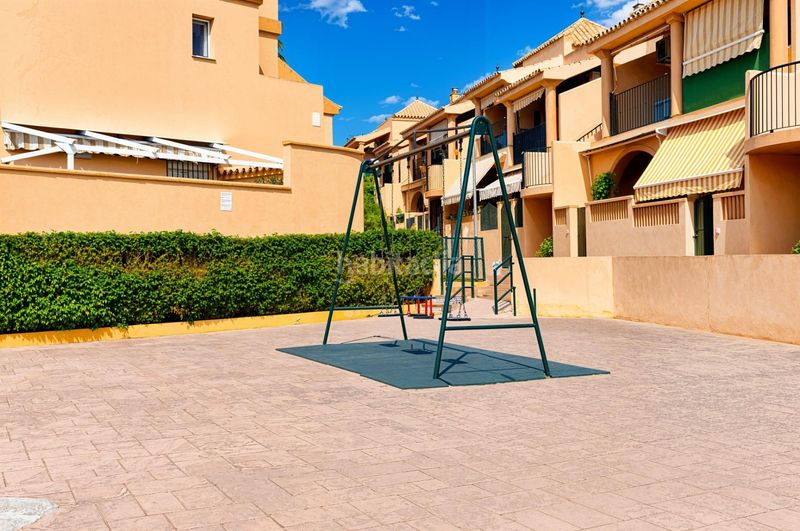 Foto acbfb8e7-d3b7-4c5d-9e10-65c4474de743. Apartament amb aparcament piscina a La Barrosa Chiclana de la Frontera