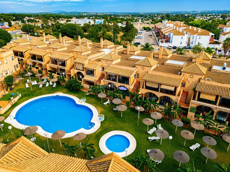 Foto ceb4df13-9afb-4963-8934-a00ea8d024bf. Apartament amb aparcament piscina a La Barrosa Chiclana de la Frontera