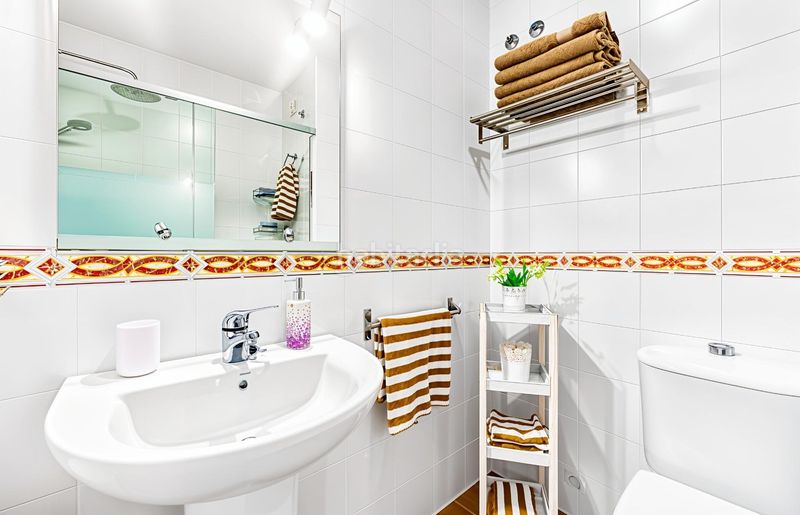 Foto dd77fb99-3d1a-48ea-b388-97eeda461e23. Apartament amb aparcament piscina a La Barrosa Chiclana de la Frontera