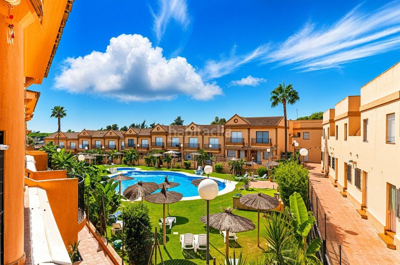 Foto e4f650bf-0967-4519-8844-d4a6d01d66d7. Apartament amb aparcament piscina a La Barrosa Chiclana de la Frontera