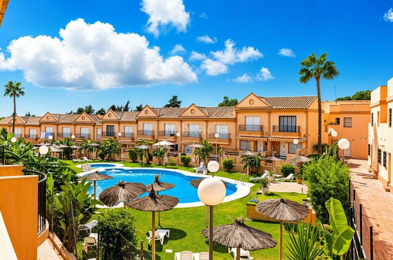 Foto ece76357-4379-4f2e-bfc2-f2121160acac. Apartament amb aparcament piscina a La Barrosa Chiclana de la Frontera