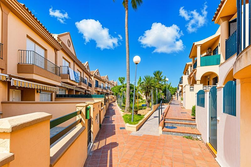 Foto f5a80869-7b9c-4e0f-a451-abb05f83656b. Apartament amb aparcament piscina a La Barrosa Chiclana de la Frontera
