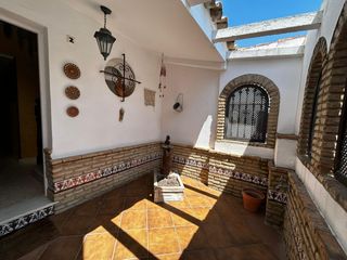 Casa adosada en Núcleo urbano. Unifamiliar de 3 dormitorios con patio en fuenteamarga