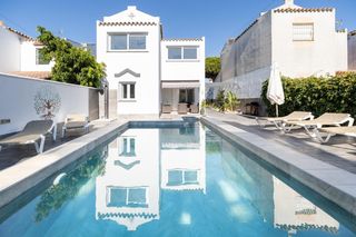 Xalet a La Barrosa. Chalet de 3 dormitorios con piscina en el coto la campa