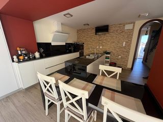 Semi detached house in Núcleo urbano. Casa unifamiliar de 3 dormitorios y sótano en fuenteamarga