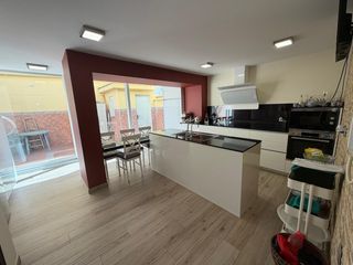 Casa adossada a Núcleo urbano. Casa unifamiliar de 3 dormitorios y sótano en fuenteamarga