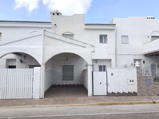 Reihenhaus in Los Gallos. Unifamiliar de 3 dormitorios en los gallos