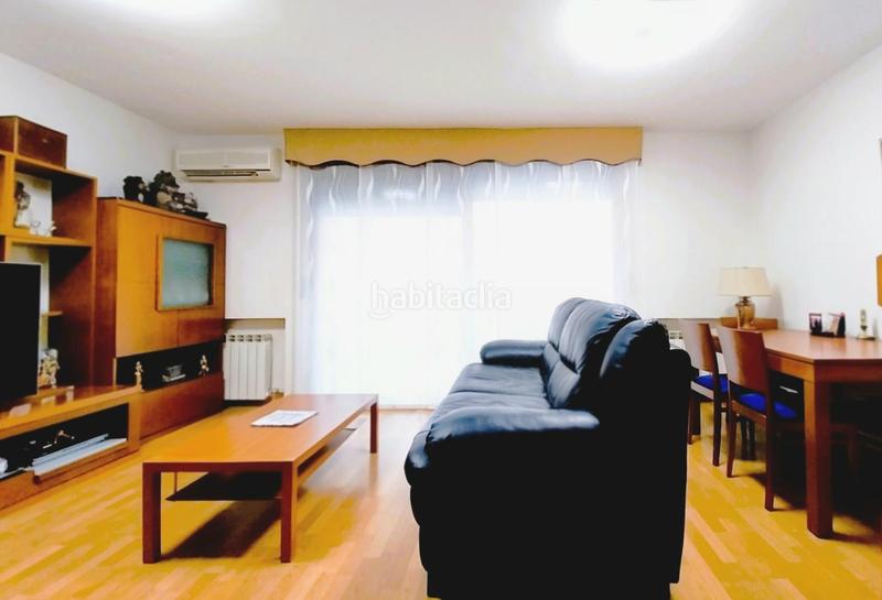 Foto 24e866df-9b25-4b0d-85b0-771352fec720. Casa magnifica casa unifamiliar de 230 m2 con 3 hab dobles y gran estudio 55 m2 en Terrassa