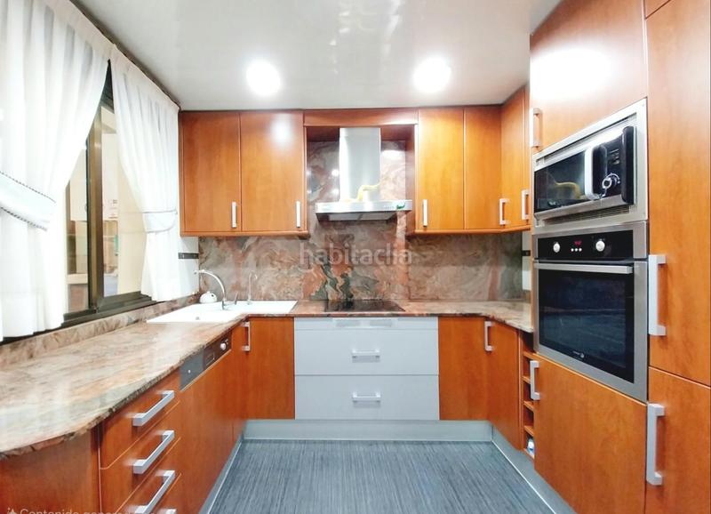 Foto 42dc747b-d5d5-471f-85c0-cd4dbc75de2e. Casa magnifica casa unifamiliar de 230 m2 con 3 hab dobles y gran estudio 55 m2 en Terrassa