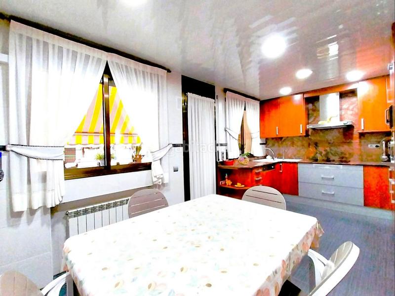Foto bc00f2b0-b377-4451-8210-4a723fee0d2b. Casa magnifica casa unifamiliar de 230 m2 con 3 hab dobles y gran estudio 55 m2 en Terrassa