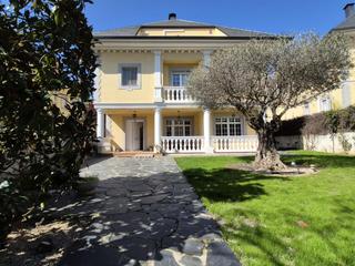 Casa  Carrer simone de beauvoir. Magnifica casa de 490 m2 a castellarnau