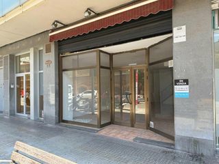 Geschäftsraum  De ramón y cajal. Local comercial al carrer ramon i cajal al costat de les escoles