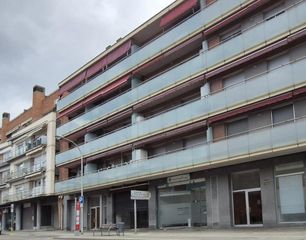 Local Comercial  De ramón y cajal. Local comercial al carrer ramon i cajal al costat de les escoles