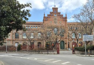 Geschäftsraum  De ramón y cajal. Local comercial al carrer ramon i cajal al costat de les escoles