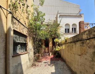 Casa  Plaa del progrs. De 190 m2 amb pati a la plaa del progres