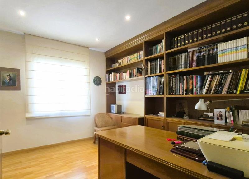 Foto 0c84aebd-61b7-4e52-bd30-a75d3a4f311d. Piso de 137 m2 amb 4 hab i balco 10 m2 oest al carrer ireneu a 50 metres rambla en Terrassa