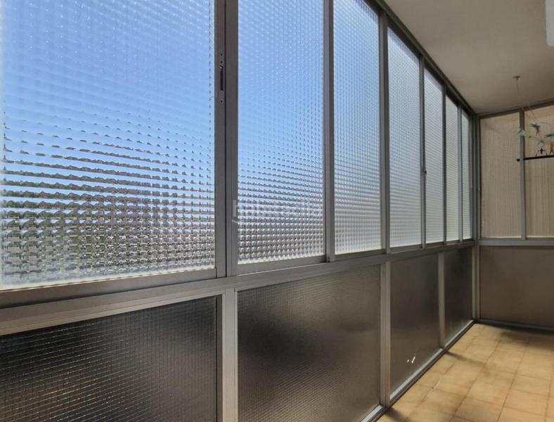 Foto 135271c0-d6ad-4164-bfe0-cff869596a3a. Piso de 137 m2 amb 4 hab i balco 10 m2 oest al carrer ireneu a 50 metres rambla en Terrassa
