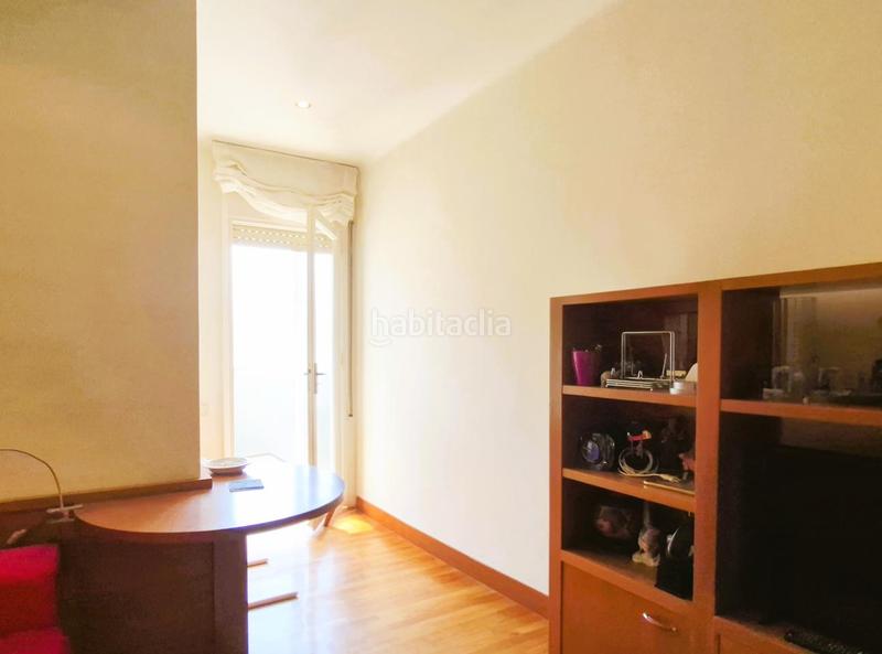 Foto 37e5c7c4-ea02-4625-9bc0-f8d6ba7a4cce. Piso de 137 m2 amb 4 hab i balco 10 m2 oest al carrer ireneu a 50 metres rambla en Terrassa