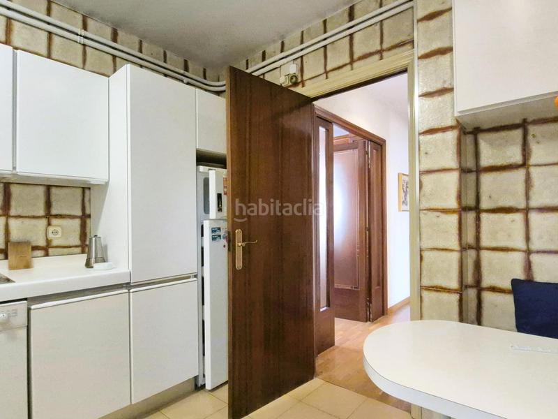 Foto 4a04dd4c-d4c8-4943-b741-3d4d9f2bf6bf. Piso de 137 m2 amb 4 hab i balco 10 m2 oest al carrer ireneu a 50 metres rambla en Terrassa