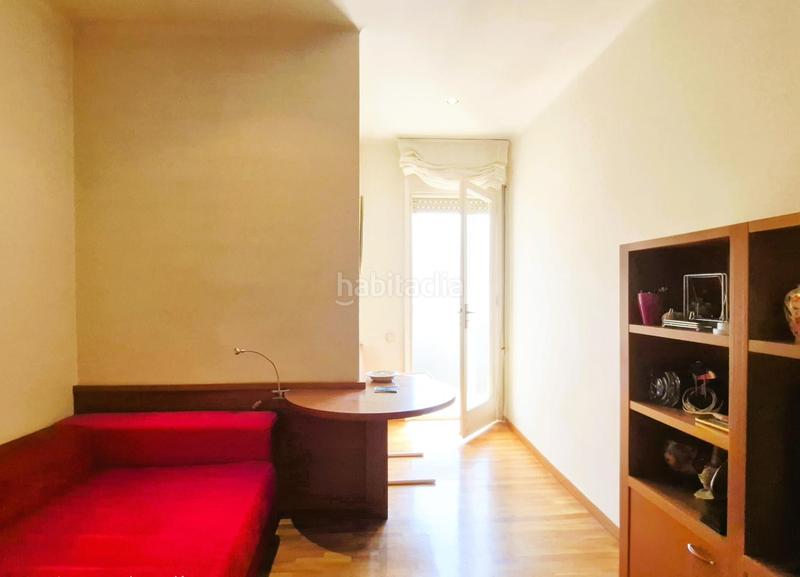 Foto 577adc02-dd05-47cb-9f74-1bd130fbfd04. Piso de 137 m2 amb 4 hab i balco 10 m2 oest al carrer ireneu a 50 metres rambla en Terrassa