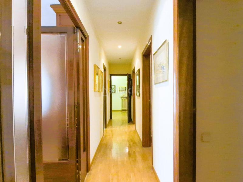 Foto c1e30370-61e1-4247-af3e-01efbf9839a2. Piso de 137 m2 amb 4 hab i balco 10 m2 oest al carrer ireneu a 50 metres rambla en Terrassa