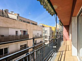 Etagenwohnung  Carrer ireneu. De 137 m2 amb 4 hab i gran balco de més de 10 m2 oest al carrer